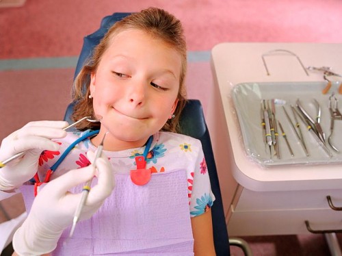 Чем опасен флюс молочных зубов у детей лечение, симптомы и профилактика