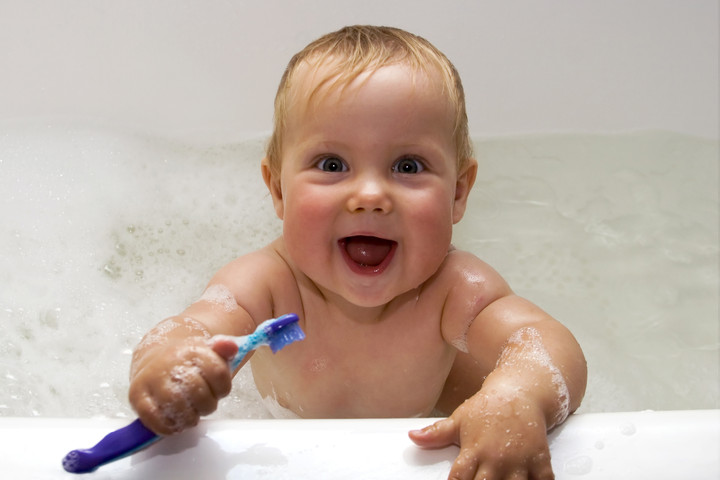 Узнаём, как научить ребенка чистить зубы