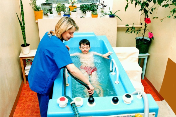 Сеанс гидротерапии ребенку
