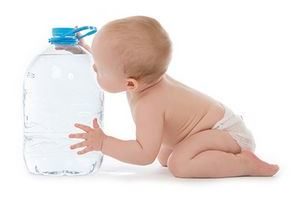 ребёнок и бутылка с водой
