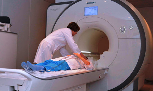 Наличие новообразований, являющихся причиной возникновения заболевания, можно диагностировать с помощью МРТ