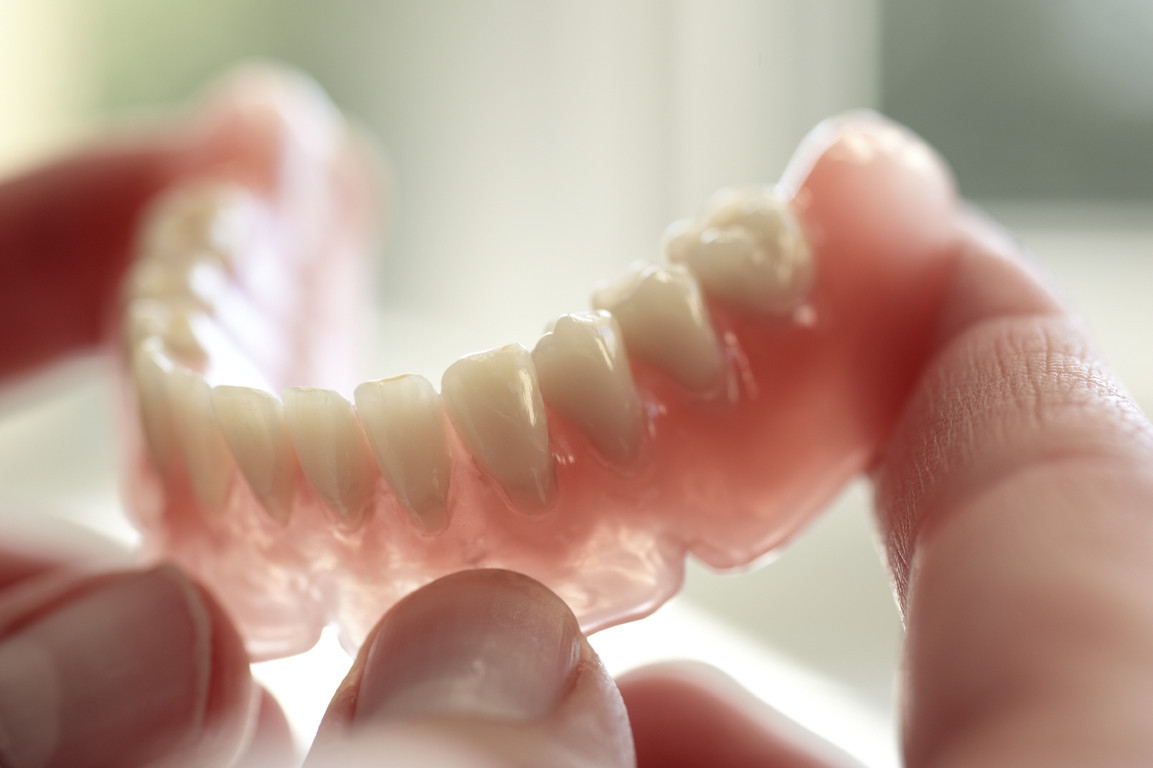 Чем хороши съемные зубные протезы Акри Фри. Что перевесит: достоинства или недостатки