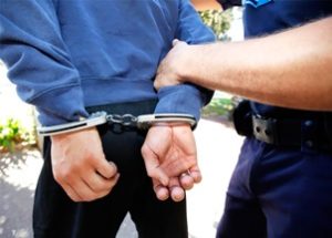 арестованный мужчина в наручниках
