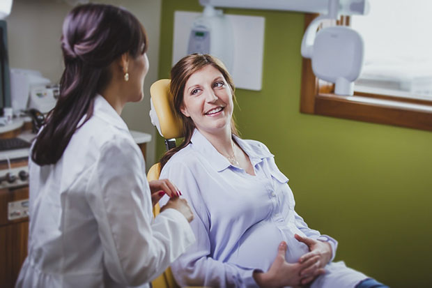Готовимся к родам: можно ли лечить зубы во время беременности